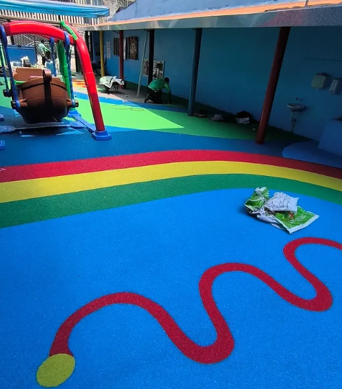 Piso Monolítico em Creche - Visão Geral do Playground