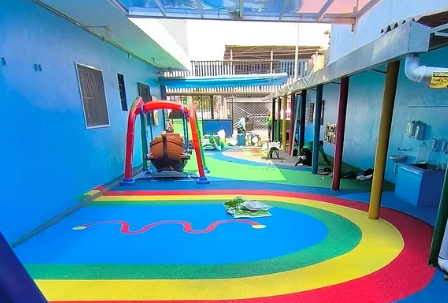 Piso Monolítico em Creche - Área de Brinquedos