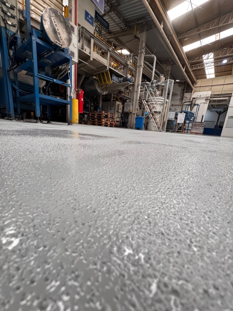 Piso Epóxi Industrial - Textura e acabamento brilhante