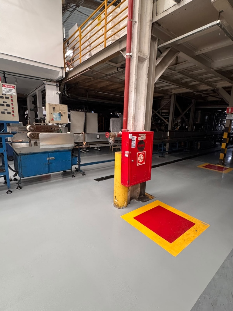 Piso Epóxi Industrial - Coluna amarela e caixa de hidrante