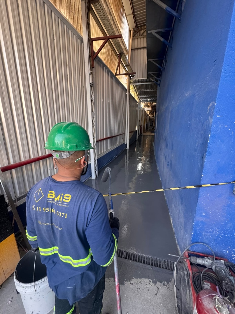 Piso Epóxi Industrial - Profissional aplicando revestimento de resina
