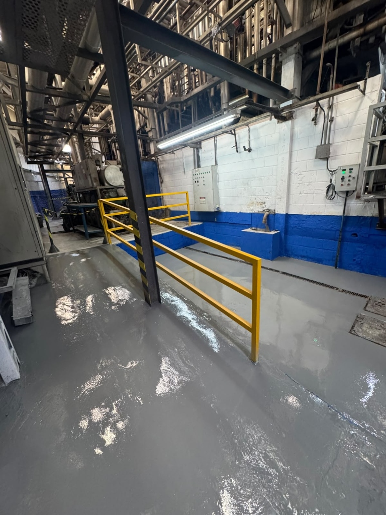 Piso Epóxi Industrial - Rampa demarcada com guarda-corpo amarelo