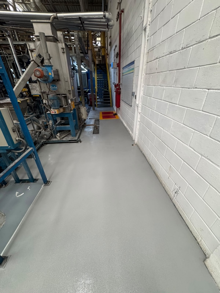 Piso Epóxi Industrial - Corredor de tráfego com parede de blocos