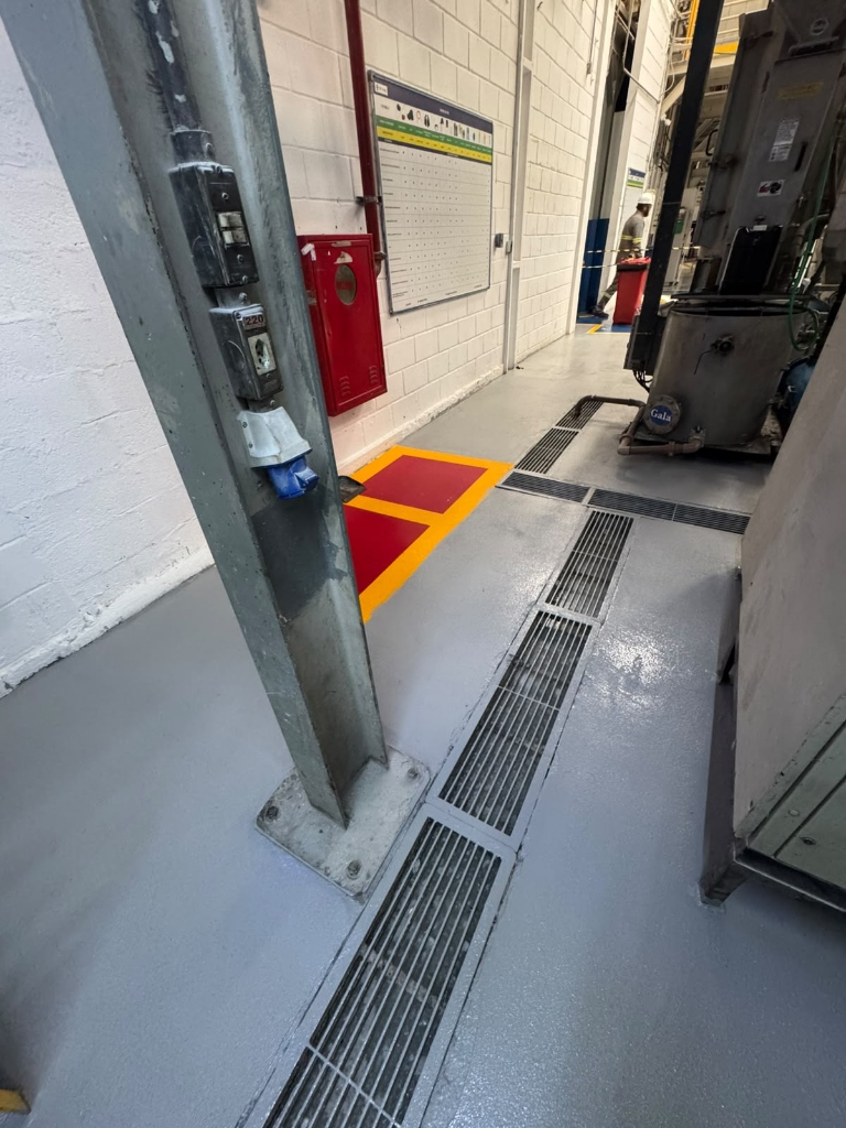 Piso Epóxi Industrial - Canaleta de drenagem e demarcação de segurança