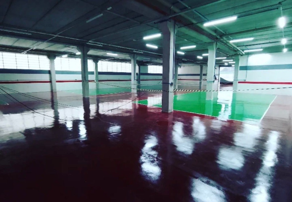 Oficina Honda - Visão Geral do Piso Brilhante com Pilares
